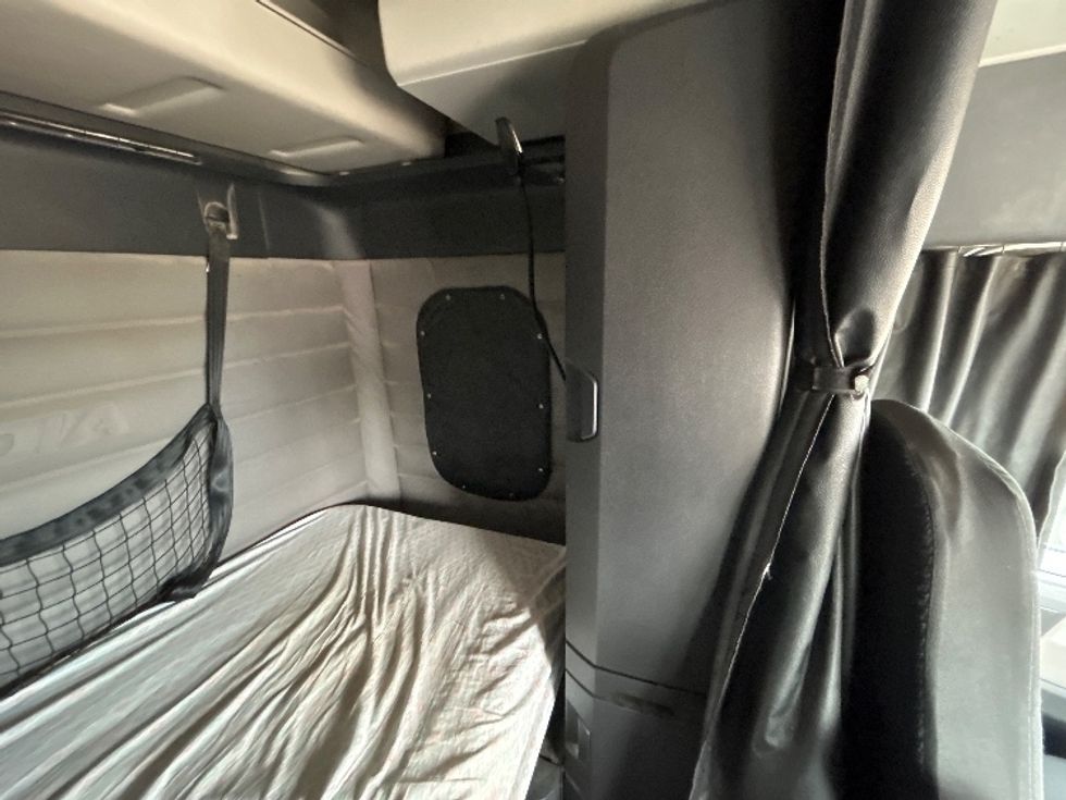 Sleeper Tractor-Heavy Duty Tractors-Freightliner-2020-T12664ST-Odessa-TX-208,341\n\t\tmiles-$ 86,750 - Image 19