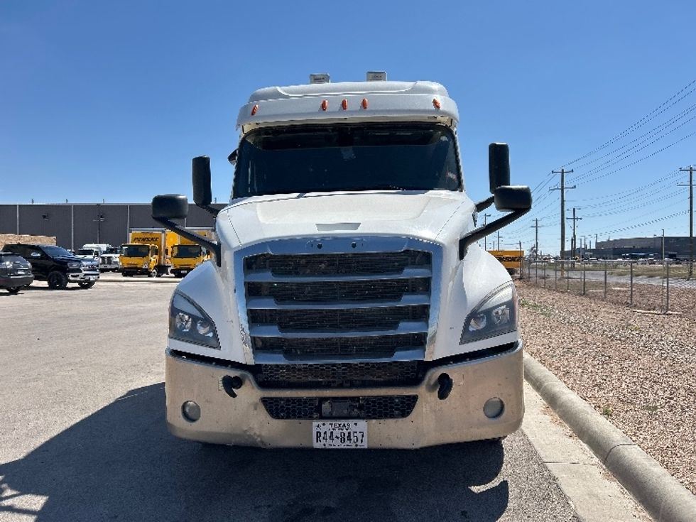 2020 Freightliner Cascadia 126" Sleeper Cab photo 2