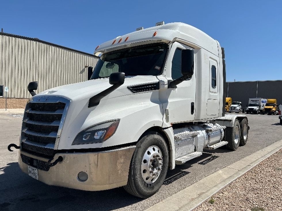 2020 Freightliner Cascadia 126" Sleeper Cab photo 3