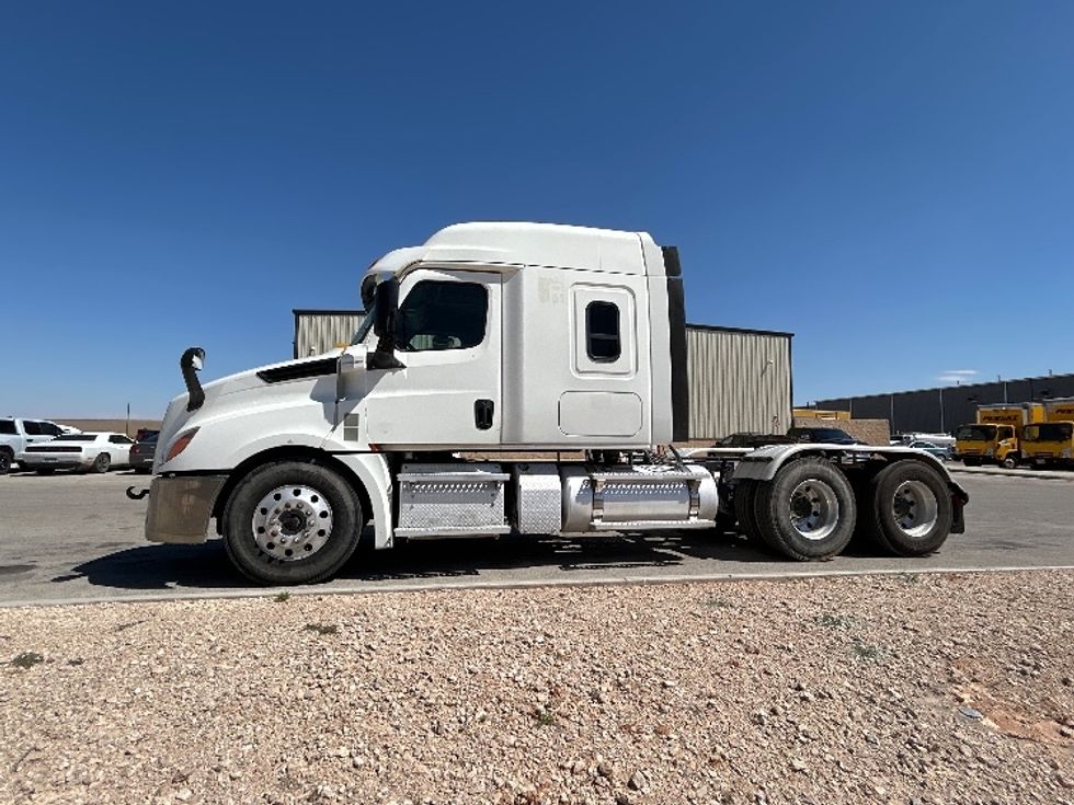 2020 Freightliner Cascadia 126" Sleeper Cab photo 4
