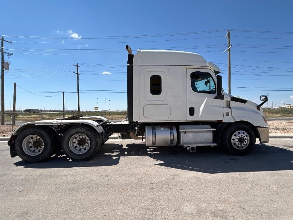 Sleeper Tractor-Heavy Duty Tractors-Freightliner-2020-T12664ST-Odessa-TX-208,341\n\t\tmiles-$ 86,750 - Image 8
