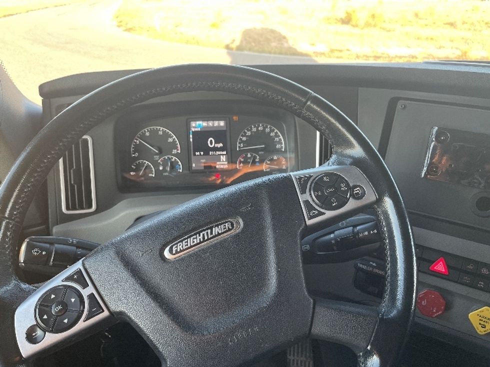 Sleeper Tractor-Heavy Duty Tractors-Freightliner-2020-T12664ST-Odessa-TX-211,243\n\t\tmiles-$ 86,500 - Image 11