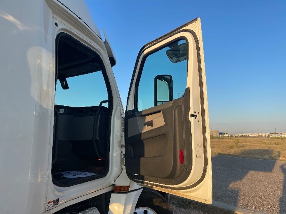 Sleeper Tractor-Heavy Duty Tractors-Freightliner-2020-T12664ST-Odessa-TX-211,243\n\t\tmiles-$ 86,500 - Image 13