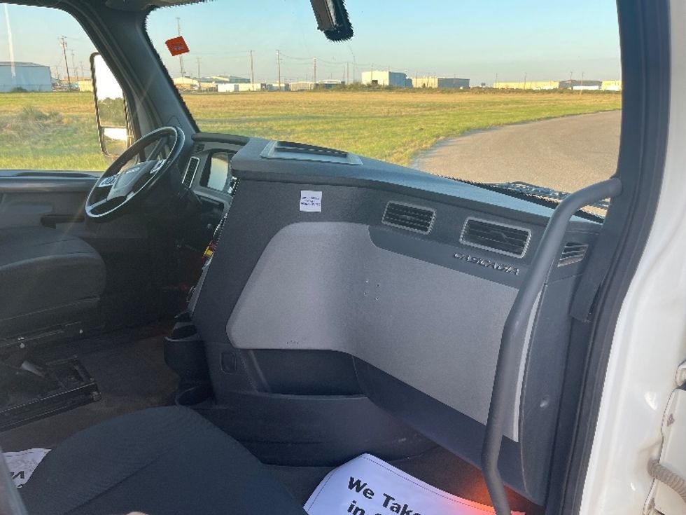 Sleeper Tractor-Heavy Duty Tractors-Freightliner-2020-T12664ST-Odessa-TX-211,243\n\t\tmiles-$ 86,500 - Image 14