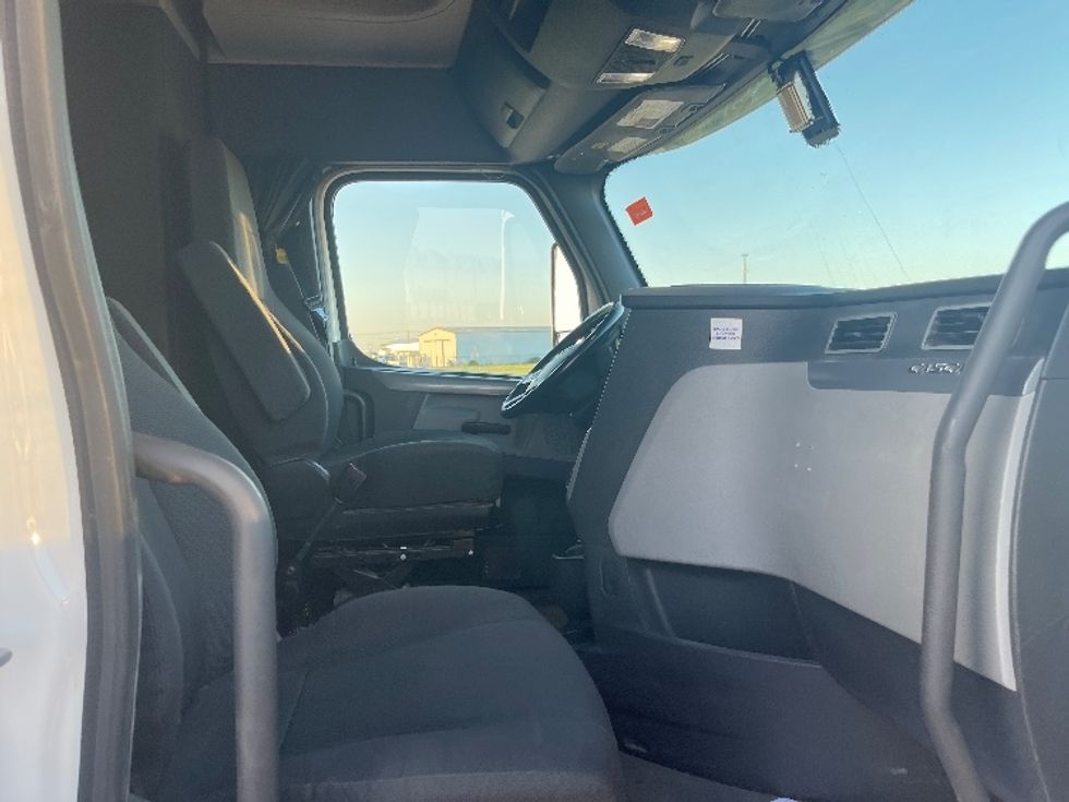 Sleeper Tractor-Heavy Duty Tractors-Freightliner-2020-T12664ST-Odessa-TX-211,243\n\t\tmiles-$ 86,500 - Image 15