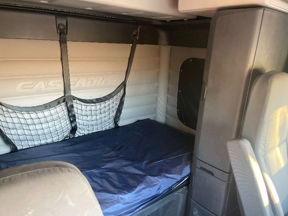 Sleeper Tractor-Heavy Duty Tractors-Freightliner-2020-T12664ST-Odessa-TX-211,243\n\t\tmiles-$ 86,500 - Image 17