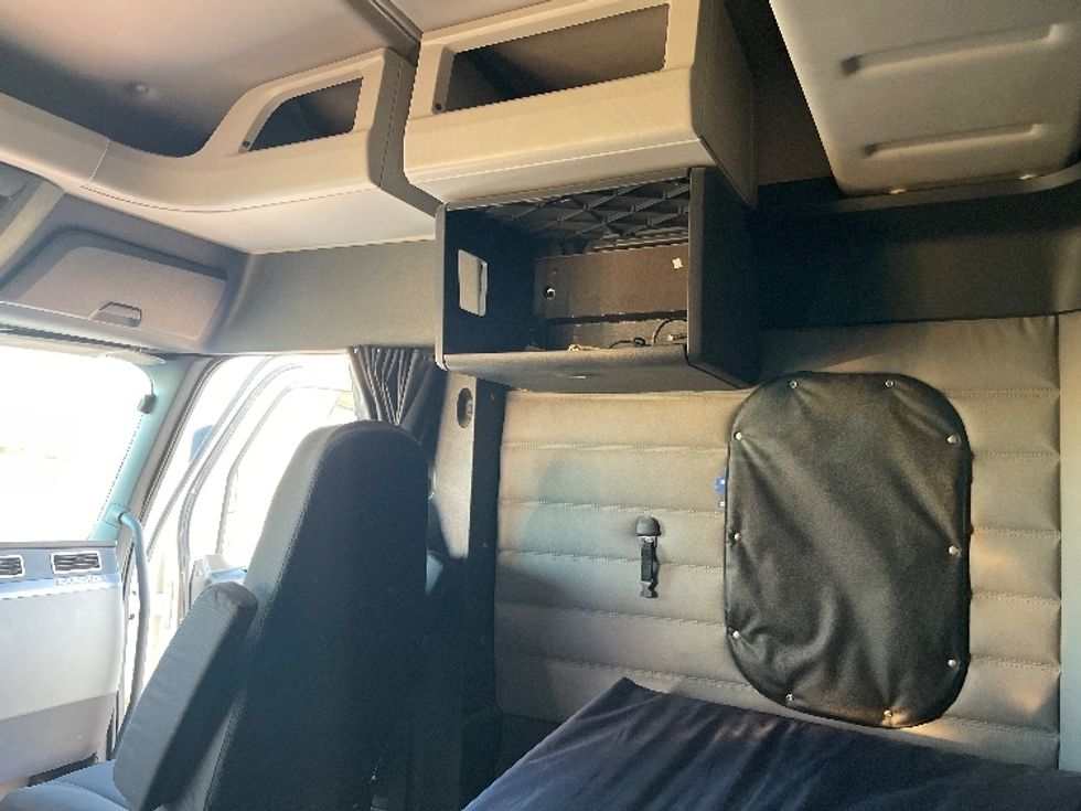 Sleeper Tractor-Heavy Duty Tractors-Freightliner-2020-T12664ST-Odessa-TX-211,243\n\t\tmiles-$ 86,500 - Image 19