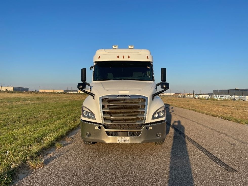 2020 Freightliner Cascadia 126" Sleeper Cab photo 2