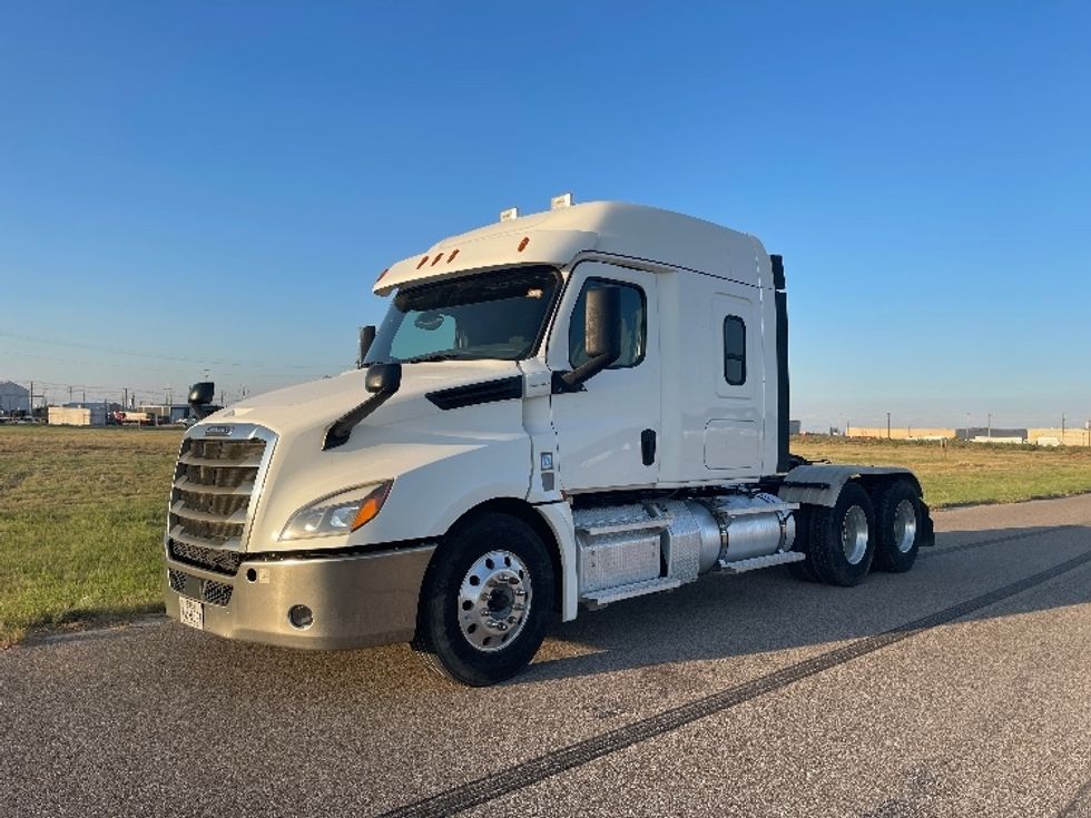 2020 Freightliner Cascadia 126" Sleeper Cab photo 3