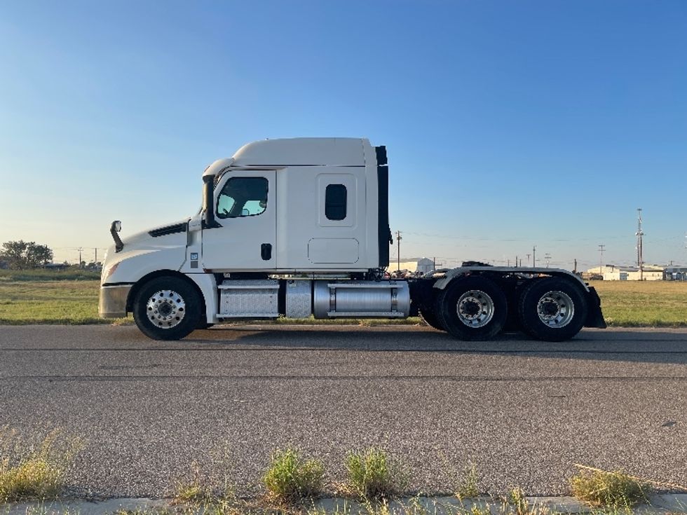 2020 Freightliner Cascadia 126" Sleeper Cab photo 4