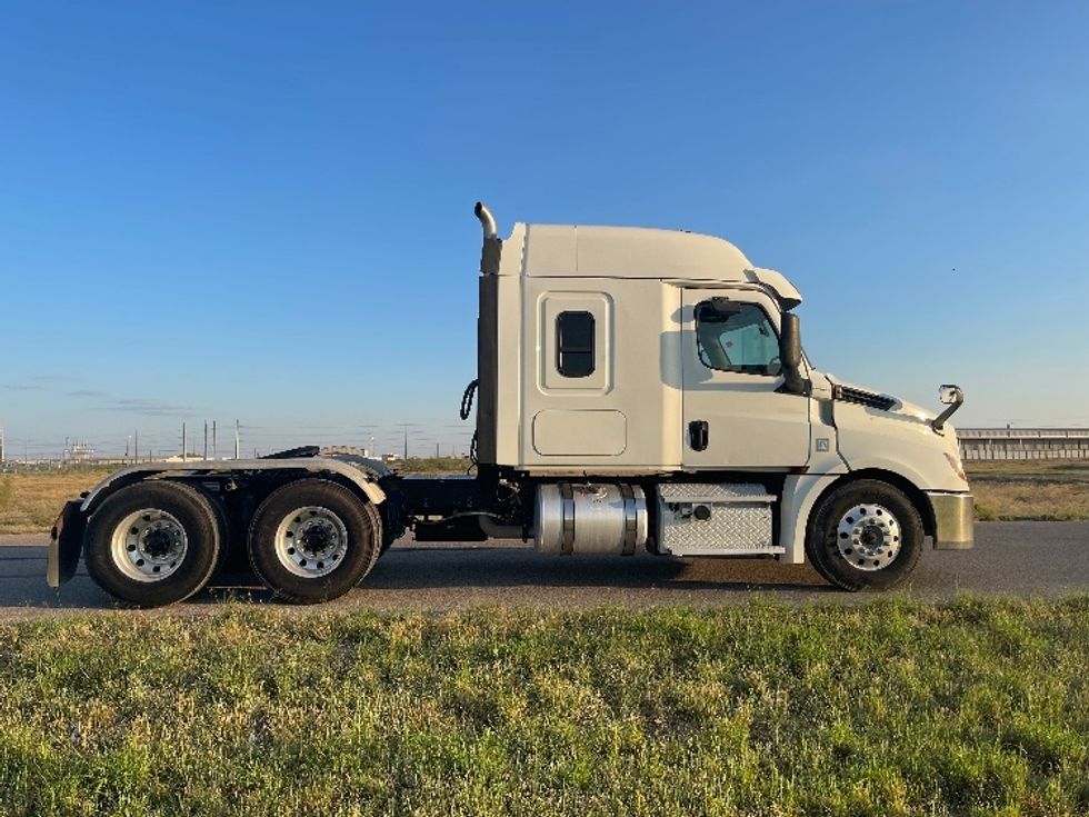 Sleeper Tractor-Heavy Duty Tractors-Freightliner-2020-T12664ST-Odessa-TX-211,243\n\t\tmiles-$ 86,500 - Image 8