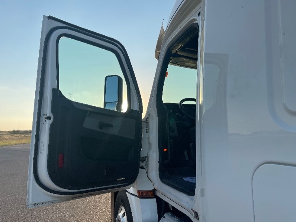 Sleeper Tractor-Heavy Duty Tractors-Freightliner-2020-T12664ST-Odessa-TX-211,243\n\t\tmiles-$ 86,500 - Image 9