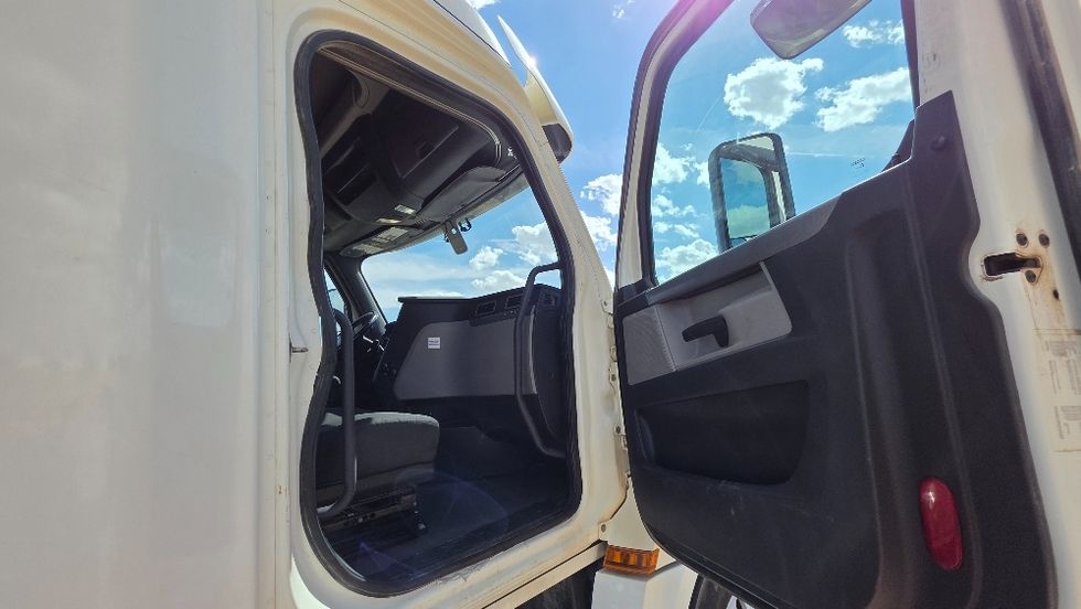 Sleeper Tractor-Heavy Duty Tractors-Freightliner-2020-T12664ST-Odessa-TX-223,465\n\t\tmiles-$ 85,750 - Image 13