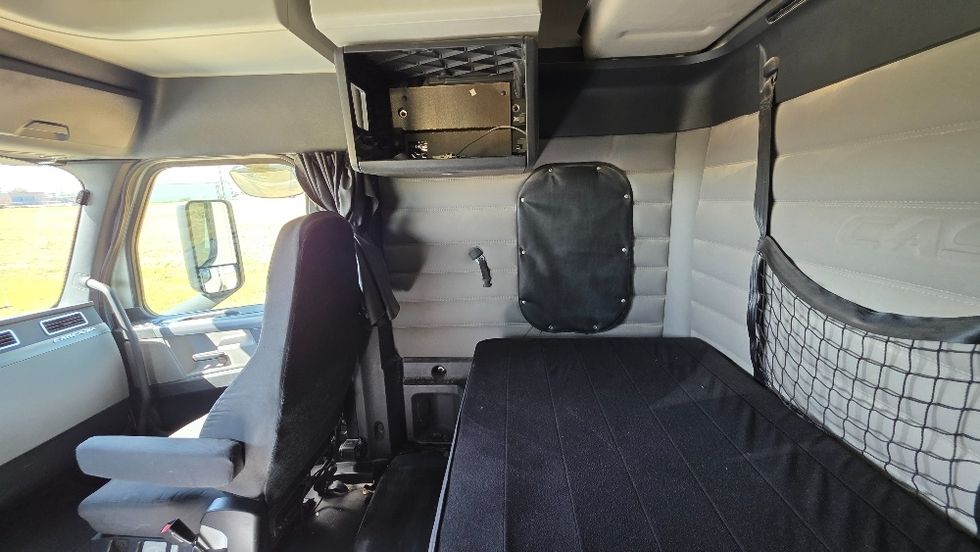 Sleeper Tractor-Heavy Duty Tractors-Freightliner-2020-T12664ST-Odessa-TX-223,465\n\t\tmiles-$ 85,750 - Image 19