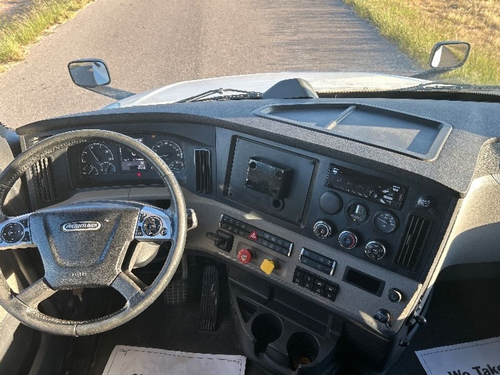 Sleeper Tractor-Heavy Duty Tractors-Freightliner-2020-T12664ST-Odessa-TX-231,585\n\t\tmiles-$ 84,250 - Image 12