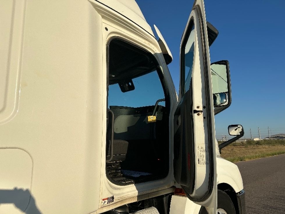 Sleeper Tractor-Heavy Duty Tractors-Freightliner-2020-T12664ST-Odessa-TX-231,585\n\t\tmiles-$ 84,250 - Image 13