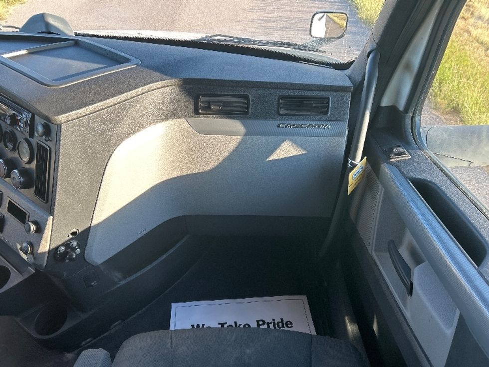 Sleeper Tractor-Heavy Duty Tractors-Freightliner-2020-T12664ST-Odessa-TX-231,585\n\t\tmiles-$ 84,250 - Image 14