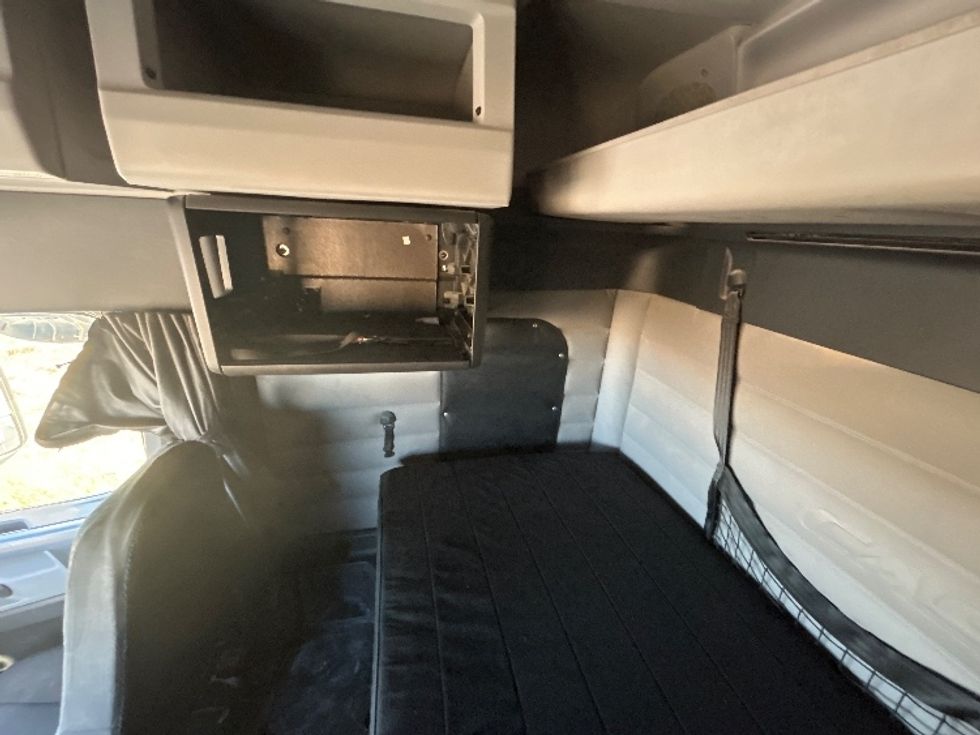 Sleeper Tractor-Heavy Duty Tractors-Freightliner-2020-T12664ST-Odessa-TX-231,585\n\t\tmiles-$ 84,250 - Image 19