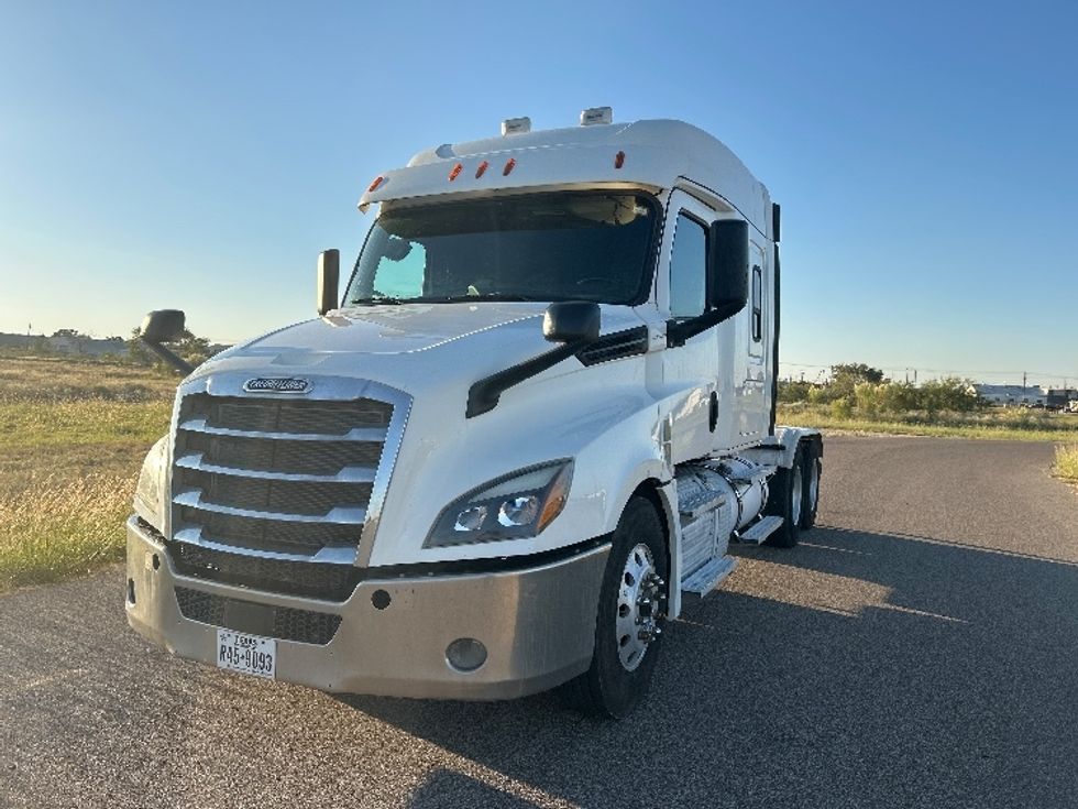 Sleeper Tractor-Heavy Duty Tractors-Freightliner-2020-T12664ST-Odessa-TX-231,585\n\t\tmiles-$ 84,250 - Image 3