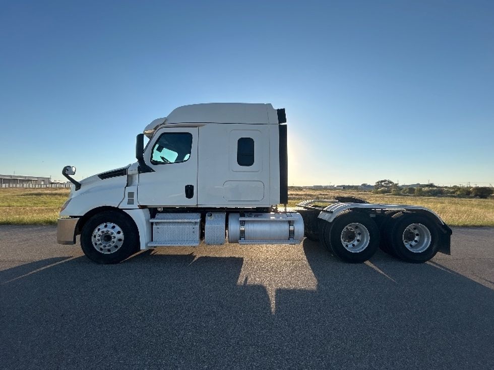 Sleeper Tractor-Heavy Duty Tractors-Freightliner-2020-T12664ST-Odessa-TX-231,585\n\t\tmiles-$ 84,250 - Image 4