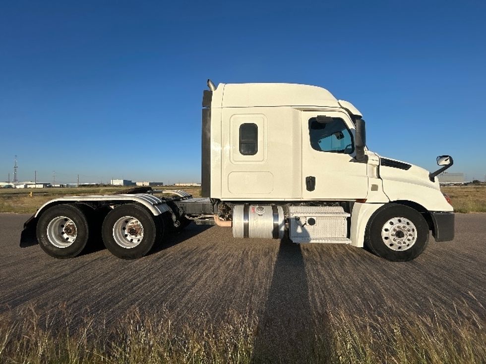 Sleeper Tractor-Heavy Duty Tractors-Freightliner-2020-T12664ST-Odessa-TX-231,585\n\t\tmiles-$ 84,250 - Image 8