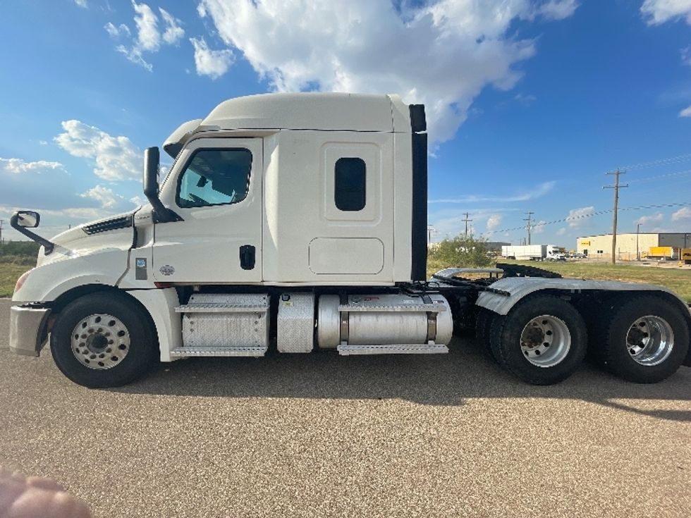 Sleeper Tractor-Heavy Duty Tractors-Freightliner-2020-T12664ST-Odessa-TX-238,242\n\t\tmiles-$ 85,000 - Image 4
