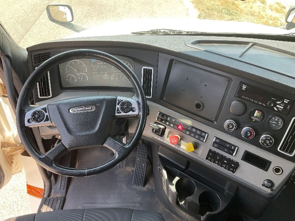 Sleeper Tractor-Heavy Duty Tractors-Freightliner-2020-T12664ST-Odessa-TX-248,535\n\t\tmiles-$ 84,250 - Image 11