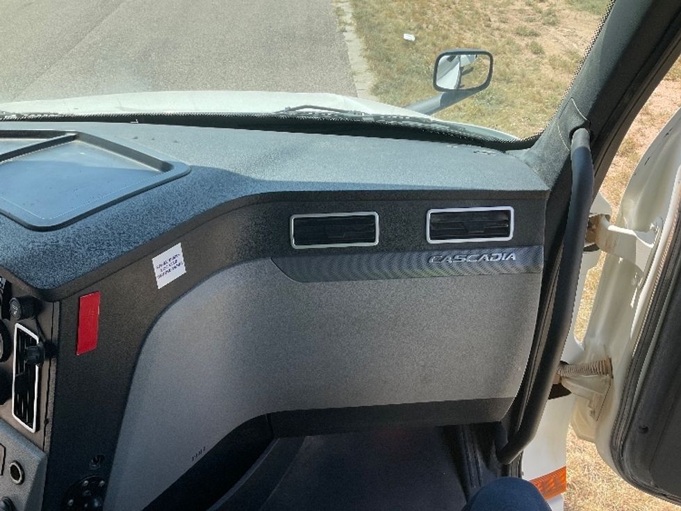Sleeper Tractor-Heavy Duty Tractors-Freightliner-2020-T12664ST-Odessa-TX-248,535\n\t\tmiles-$ 84,250 - Image 14