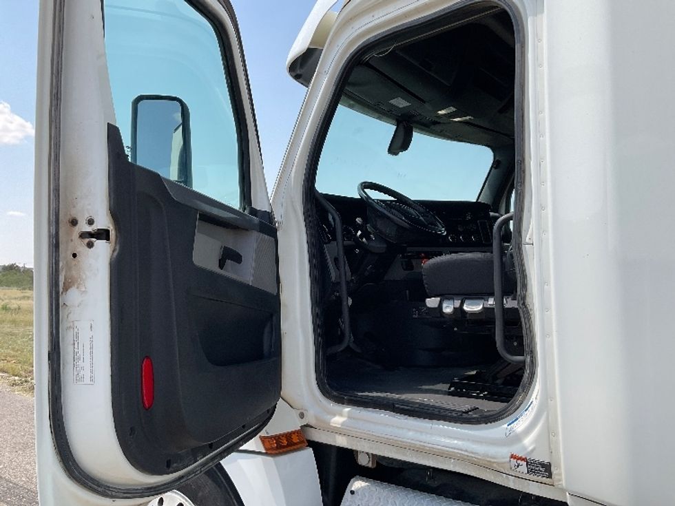 Sleeper Tractor-Heavy Duty Tractors-Freightliner-2020-T12664ST-Odessa-TX-248,535\n\t\tmiles-$ 84,250 - Image 9