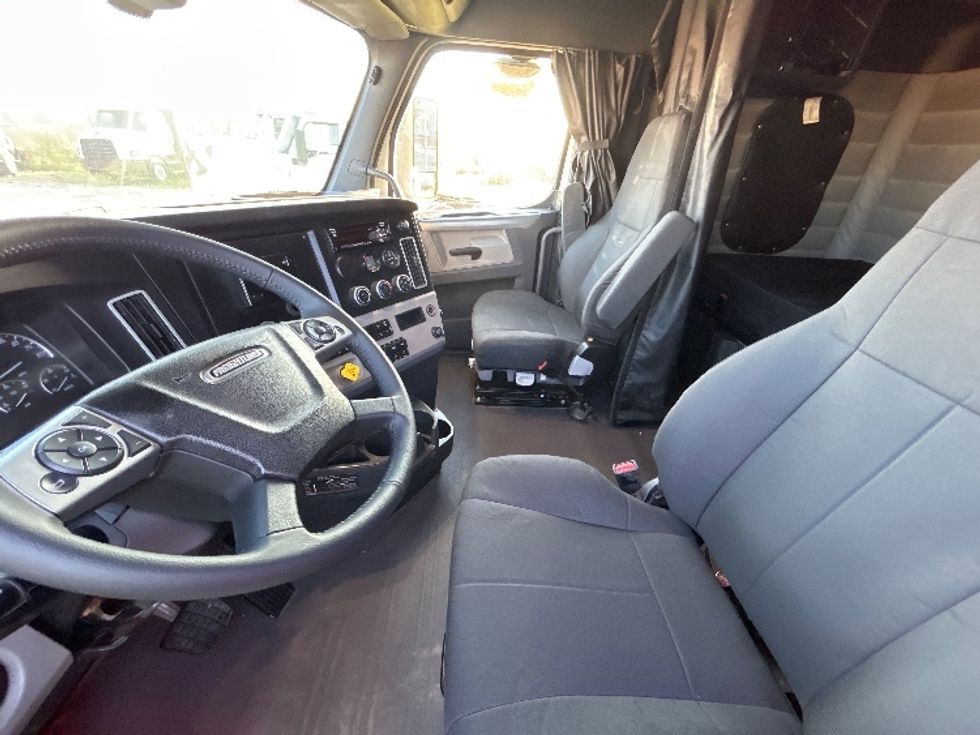Sleeper Tractor-Heavy Duty Tractors-Freightliner-2020-T12664ST-Odessa-TX-267,504\n\t\tmiles-$ 82,250 - Image 10