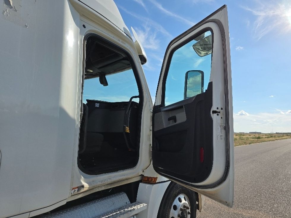 Sleeper Tractor-Heavy Duty Tractors-Freightliner-2020-T12664ST-Odessa-TX-267,504\n\t\tmiles-$ 82,250 - Image 13