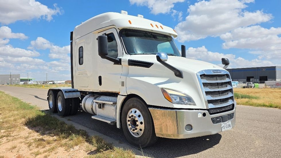 Sleeper Tractor-Heavy Duty Tractors-Freightliner-2020-T12664ST-Odessa-TX-318,678\n\t\tmiles-$ 80,250 - Image 1