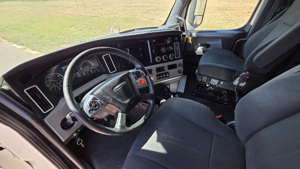 Sleeper Tractor-Heavy Duty Tractors-Freightliner-2020-T12664ST-Odessa-TX-318,678\n\t\tmiles-$ 80,250 - Image 10