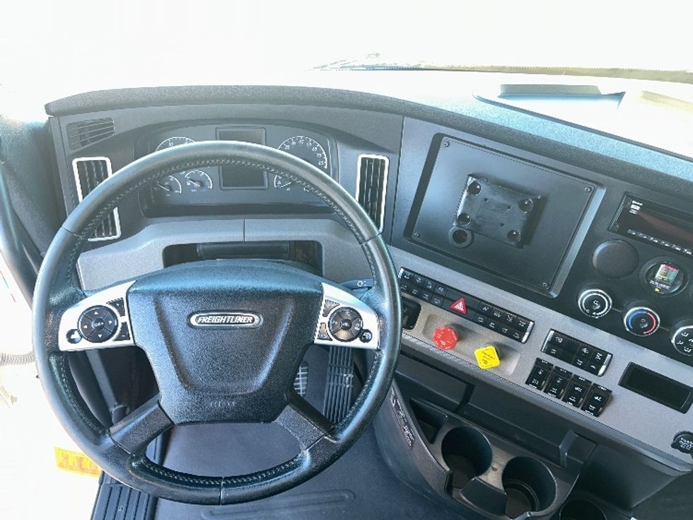 Sleeper Tractor-Heavy Duty Tractors-Freightliner-2020-T12664ST-Odessa-TX-318,678\n\t\tmiles-$ 80,250 - Image 11