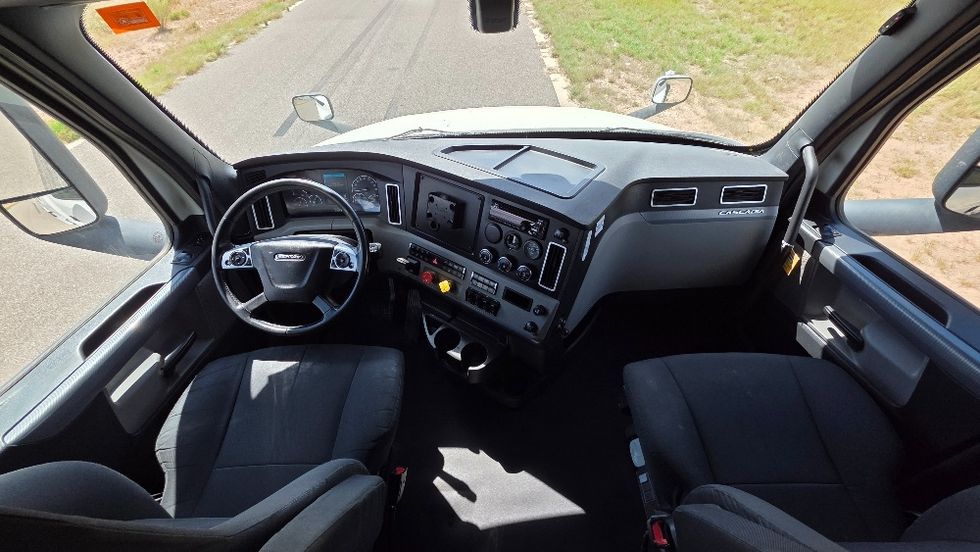 Sleeper Tractor-Heavy Duty Tractors-Freightliner-2020-T12664ST-Odessa-TX-318,678\n\t\tmiles-$ 80,250 - Image 12