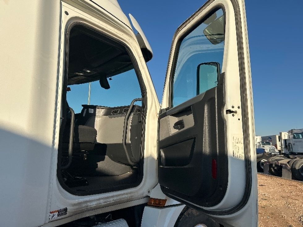 Sleeper Tractor-Heavy Duty Tractors-Freightliner-2020-T12664ST-Odessa-TX-318,678\n\t\tmiles-$ 80,250 - Image 13