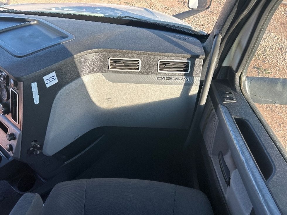 Sleeper Tractor-Heavy Duty Tractors-Freightliner-2020-T12664ST-Odessa-TX-318,678\n\t\tmiles-$ 80,250 - Image 14