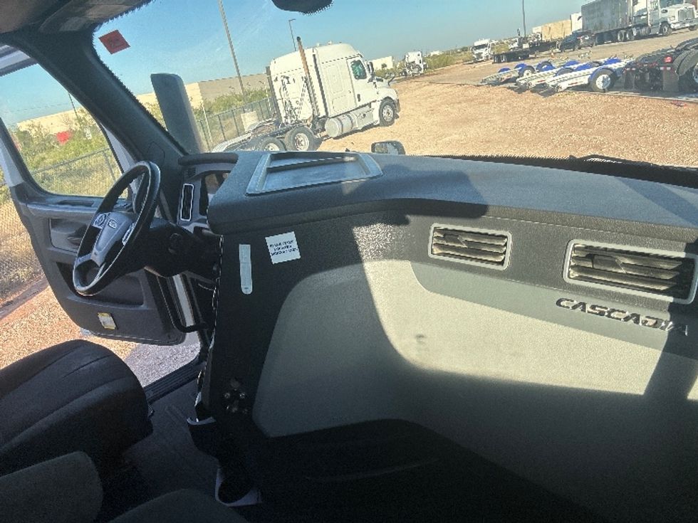 Sleeper Tractor-Heavy Duty Tractors-Freightliner-2020-T12664ST-Odessa-TX-318,678\n\t\tmiles-$ 80,250 - Image 15