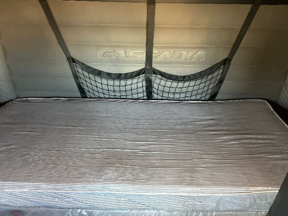 Sleeper Tractor-Heavy Duty Tractors-Freightliner-2020-T12664ST-Odessa-TX-318,678\n\t\tmiles-$ 80,250 - Image 16