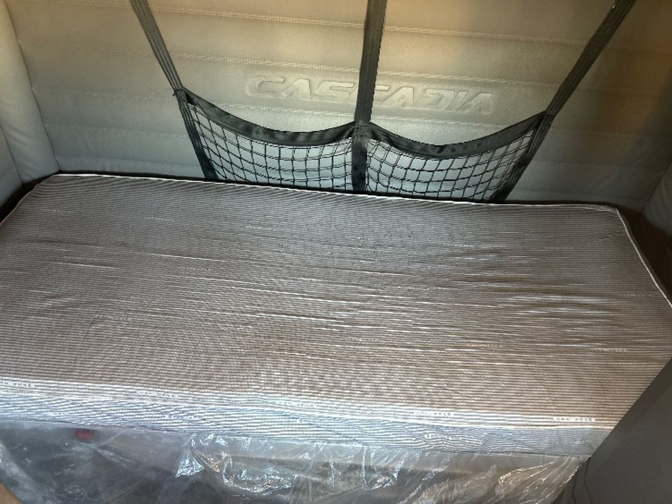 Sleeper Tractor-Heavy Duty Tractors-Freightliner-2020-T12664ST-Odessa-TX-318,678\n\t\tmiles-$ 80,250 - Image 17