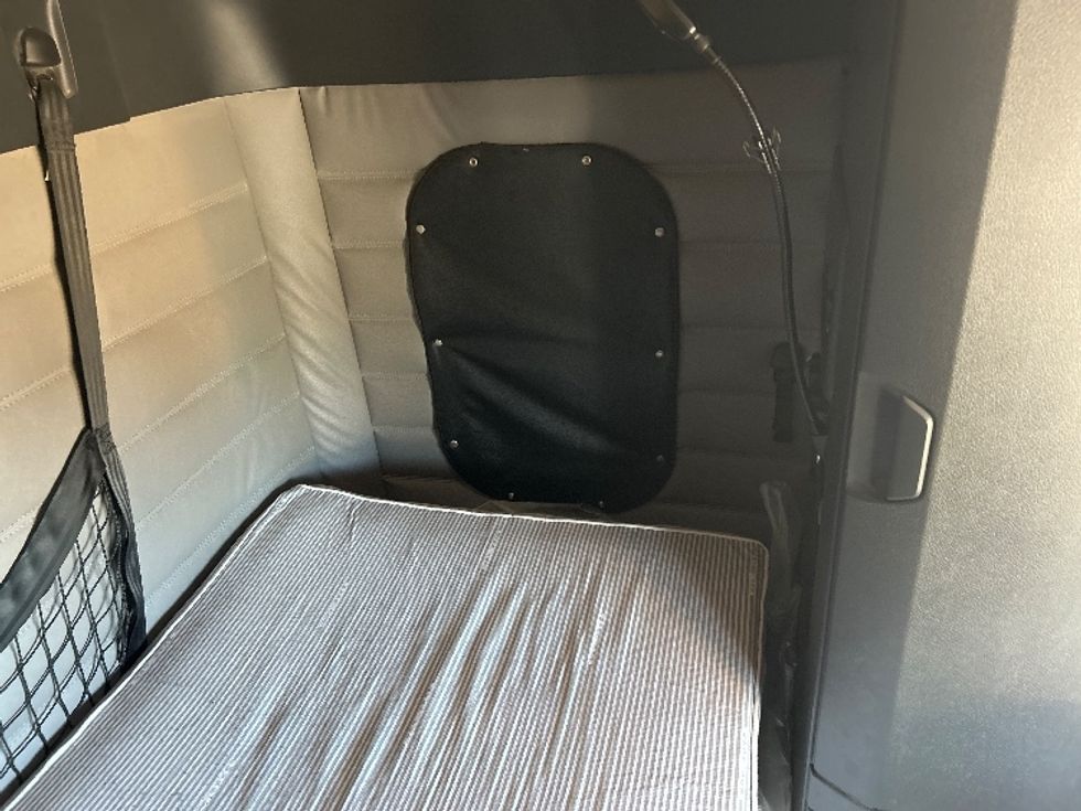 Sleeper Tractor-Heavy Duty Tractors-Freightliner-2020-T12664ST-Odessa-TX-318,678\n\t\tmiles-$ 80,250 - Image 18