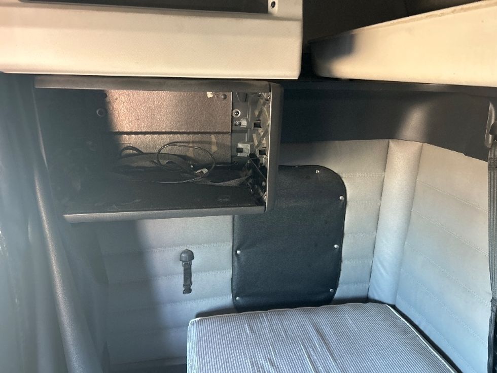 Sleeper Tractor-Heavy Duty Tractors-Freightliner-2020-T12664ST-Odessa-TX-318,678\n\t\tmiles-$ 80,250 - Image 19