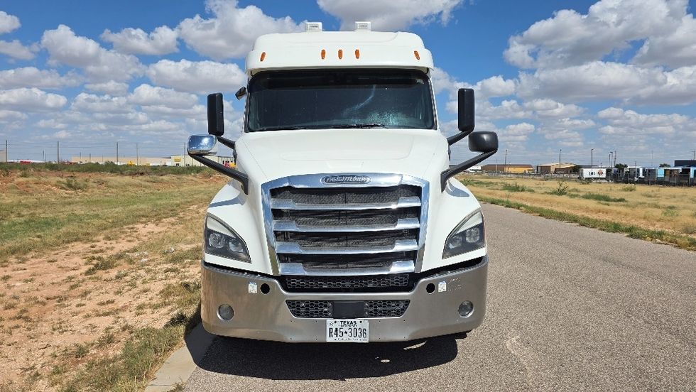 Sleeper Tractor-Heavy Duty Tractors-Freightliner-2020-T12664ST-Odessa-TX-318,678\n\t\tmiles-$ 80,250 - Image 2