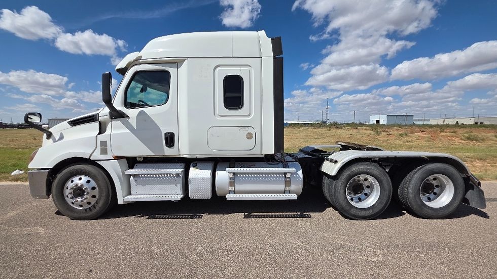 Sleeper Tractor-Heavy Duty Tractors-Freightliner-2020-T12664ST-Odessa-TX-318,678\n\t\tmiles-$ 80,250 - Image 4