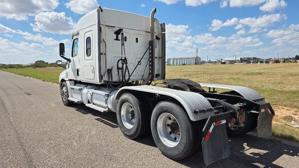 Sleeper Tractor-Heavy Duty Tractors-Freightliner-2020-T12664ST-Odessa-TX-318,678\n\t\tmiles-$ 80,250 - Image 5