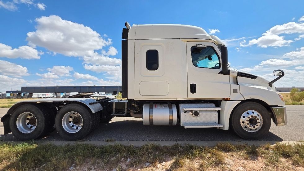 Sleeper Tractor-Heavy Duty Tractors-Freightliner-2020-T12664ST-Odessa-TX-318,678\n\t\tmiles-$ 80,250 - Image 8