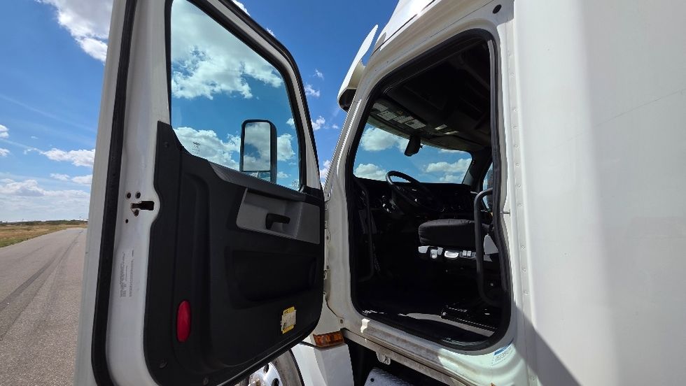 Sleeper Tractor-Heavy Duty Tractors-Freightliner-2020-T12664ST-Odessa-TX-318,678\n\t\tmiles-$ 80,250 - Image 9