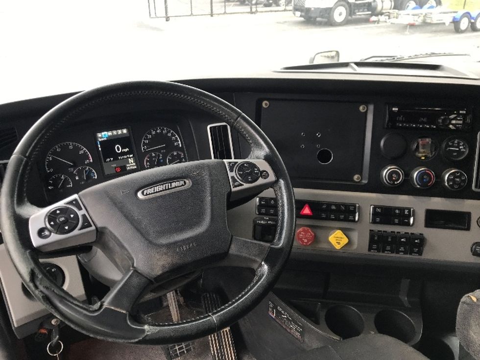 Sleeper Tractor-Heavy Duty Tractors-Freightliner-2020-T12664ST-Oklahoma City-OK-217,377\n\t\tmiles-$ 86,250 - Image 11