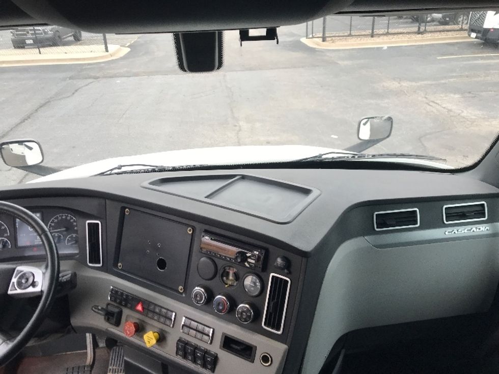 Sleeper Tractor-Heavy Duty Tractors-Freightliner-2020-T12664ST-Oklahoma City-OK-217,377\n\t\tmiles-$ 86,250 - Image 12
