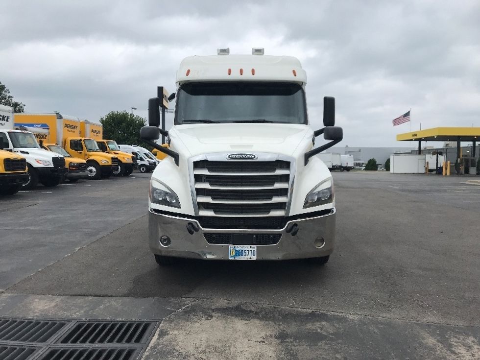 2020 Freightliner Cascadia 126" Sleeper Cab photo 2